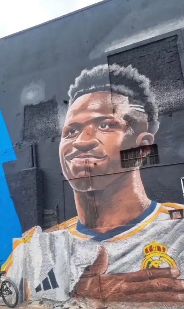 Imagem de  Vini Jr usando a camisa do Real Madri pintada em um muro de São Gonçalo