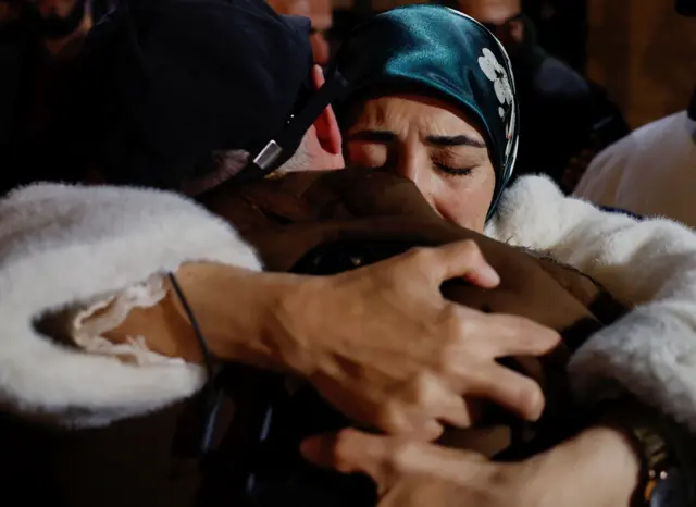 امرأة في رام الله تحتضن والدها المفرج عنه من السجون الإسرائيلية