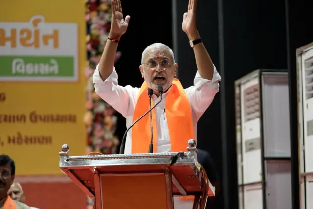 ગેનીબહેન, જગદીશ પંચાલ, મહિલા, વિવાદ, સાડી ગેનીબહેન, જગદીશ પંચાલ, મહિલા, વિવાદ, સાડી ગુજરાત : જગદીશ પંચાલ ગેનીબહેનની 'સાડીના પાલવ' વિશે એવું શું બોલ્યા કે વિવાદ થયો, જિગ્નેશ મેવાણીએ શું કહ્યું? બીબીસી ગુજરાતી ગુજરાત બનાસકાંઠા ગુજરાત : જગદીશ પંચાલના 'સાડીના પાલવ' વાળા નિવેદનથી વિવાદ, ગેનીબહેને આપ્યો ભાજપ પ્રમુખને બનાસકાંઠામાંથી ચૂંટણી લડવાનો પડકાર