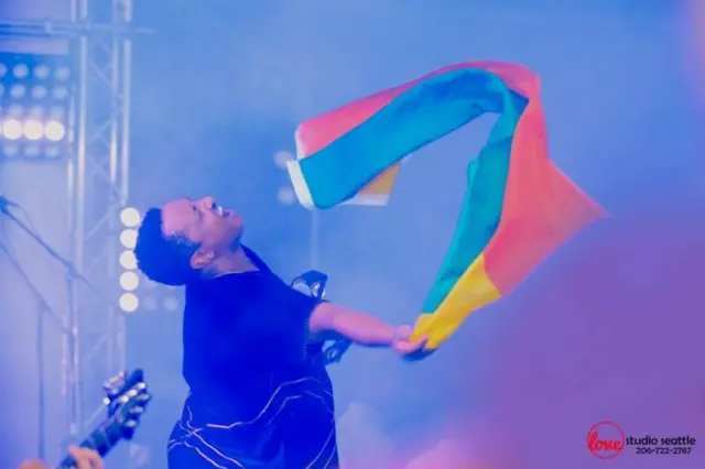 ባንዴራ ኢትዮጵያ ሒዙ ኣብ መድረኽ እናደረፈ