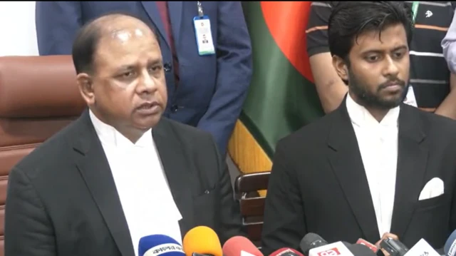 সংবাদ সম্মেলন করছেন বর্তমান চিফ প্রসিকিউটর আমিনুল ইসলাম, পাশে প্রসিকিউটর এম এইচ গাজী তামীম।