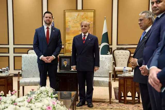جی‌دی ونس، معاون رئیس‌جمهور، در جریان دیدار ۱۱ آوریل ۲۰۲۶ در اسلام‌آباد، با شهباز شریف، نخست‌وزیر پاکستان، ملاقات کرد