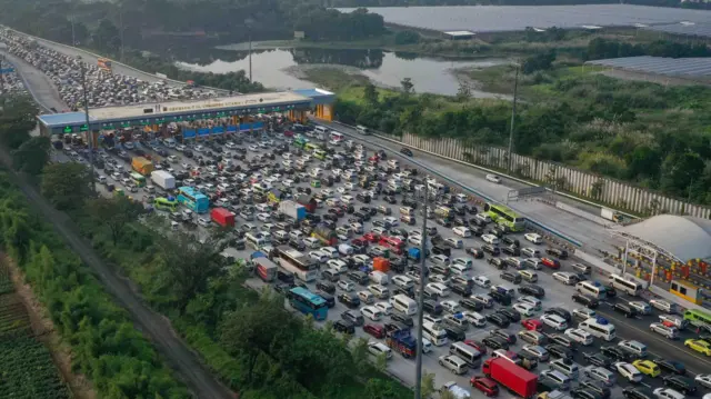 Foto udara antrean sejumlah kendaraan pemudik melewati Gerbang Tol Cikampek Utama di Karawang, Jawa Barat, Rabu (19/4).