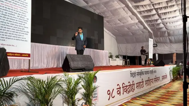 विद्रोही साहित्य संमेलनात एकपात्री प्रयोग सादर करताना हर्षल पाटील.