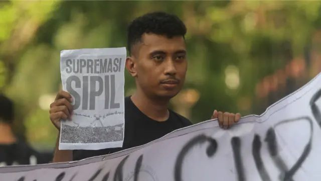 Demonstrasi tolak pengesahan RUU TNI di Solo, Jawa Tengah, Kamis (20/03).