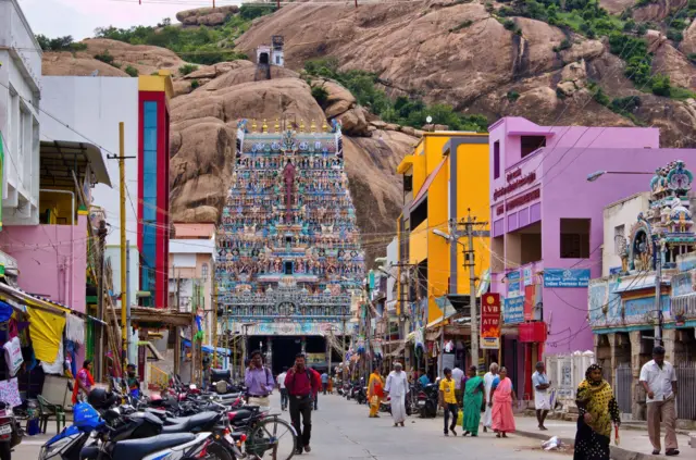 கார்த்திகை தீபம்: திருப்பரங்குன்றத்தை மையமிடும் அடுத்த சர்ச்சை - இந்து அமைப்பினரின் கோரிக்கைக்கு எதிர்ப்பு எழுவது ஏன்?