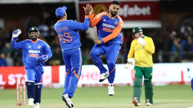 दक्षिण अफ़्रीका के हेनरिक क्लासेन को आउट करने के बाद वरूण चक्रवर्ती