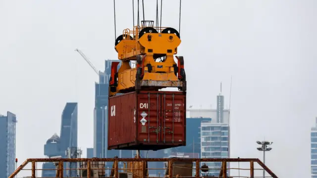 Carga carregada em navio em porto