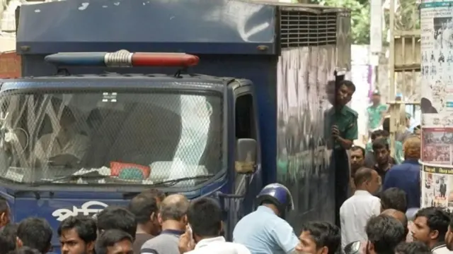 சில இடங்களில், அலுவலகங்கள் திறக்கப்பட்ட பிறகு பழிவாங்கும் நோக்கில் ஆக்கிரமிப்புகளும் தாக்குதல்களும் நடைபெற்றன.