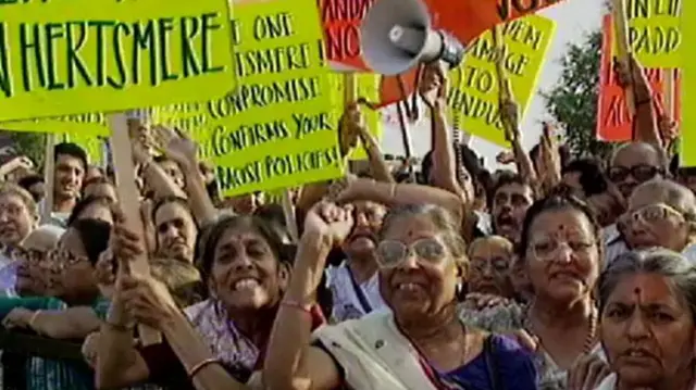 1994 मध्ये, भक्तिवेदांत मंदिर उघडण्यासाठी मोठ्या संख्येने लोकांनी निदर्शने केली.