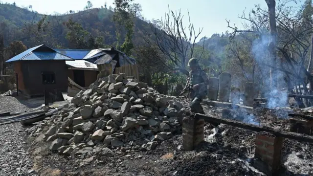 মণিপুরের সেনাপতি জেলায় সহিংসতায় ভস্মীভূত একটি গ্রামে সেনা সদস্যরা