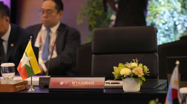 ဂျာကာတာမှာပြုလုပ်တဲ့အာဆီယံနိုင်ငံခြားရေးဝန်ကြီးတွေအစည်းအဝေးမှာ မြန်မာ့ကိုယ်စားပြုသူမရှိဘဲ လစ်လပ်နေ 
