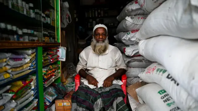 বাজারে জিনিসপত্রের দাম বেড়েই চলেছে। 