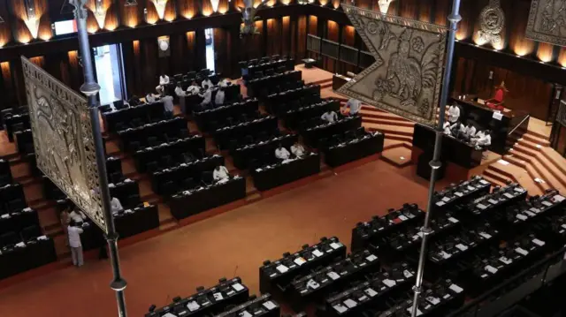 දස වැනි පාර්ලිමේන්තුව ආරම්භ වී මාසයක් ගතවන්නටත් ප්‍රථම අද (දෙසැම්බර් 17 වැනි දා) යළි කතානායකවරයෙකු තෝර පත් ගැනීමට සිදුව තිබේ.