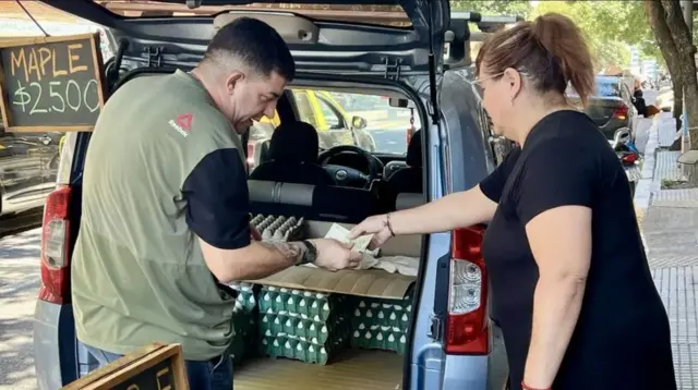 ارجنٹینا میں لوگ زندہ رہنے کے لیے نت نئے طریقے ڈھونڈنے پر مجبور ہیں