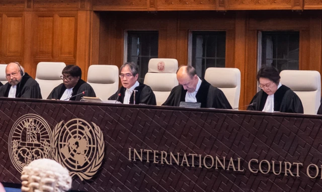 ၂၀၂၆ ဇန်နဝါရီမှာ စတင်မယ့် ကြားနာမှုမှာ အိုင်စီဂျေ ဥက္ကဋ္ဌအဖြစ် ဂျပန်လူမျိုး တရားသူကြီး ယူဂျီ အီဝါဆာဝါ (ဝဲမှ တတိယ) က တာဝန်ယူမှာ ဖြစ်ပါတယ်။