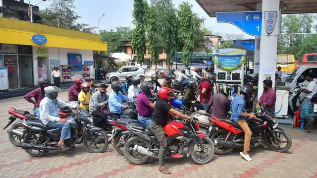 আসামে একটি পেট্রোল পাম্পে লম্বা লাইন