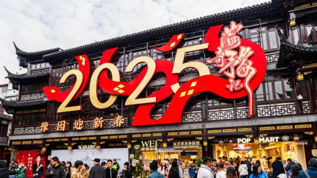 O número "2025" é exibido na faxadacbet rekvizitaium prédio no Jardim Yuyuancbet rekvizitaiXangai, China.