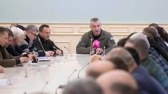 14 січня Кличко зібрав нараду щодо техногенно-екологічної безпеки та надзвичайних ситуацій за участі усіх департаментів КМДА, своїх заступників, служб та головами районів міста, аби обговорити "дуже складну ситуацію" у столиці, яка склалася "вперше за 4 роки повномасштабної війни"