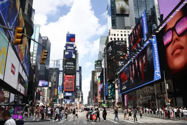 Нью-Йоркдаги кўчада кетаётган одамлар