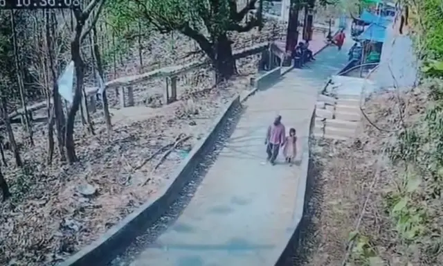 সামাজিক মাধ্যমে ছড়িয়ে পড়া সিসি ক্যামেরা ফুটেজে দেখা যায়, ওই ব্যক্তি পার্কের ভিতর শিশুটিকে হাত ধরে নিয়ে যাচ্ছেন