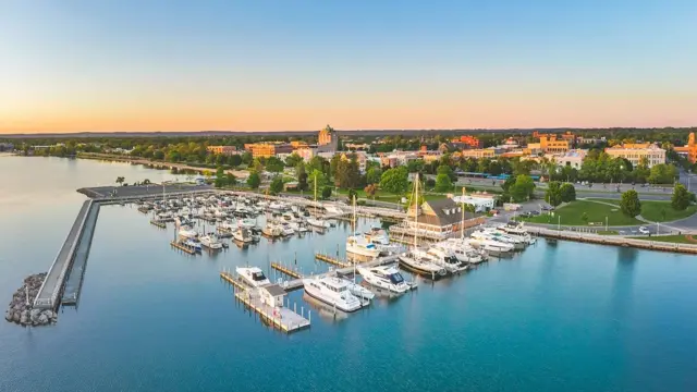 Imagem aéreauma marina, com barcos