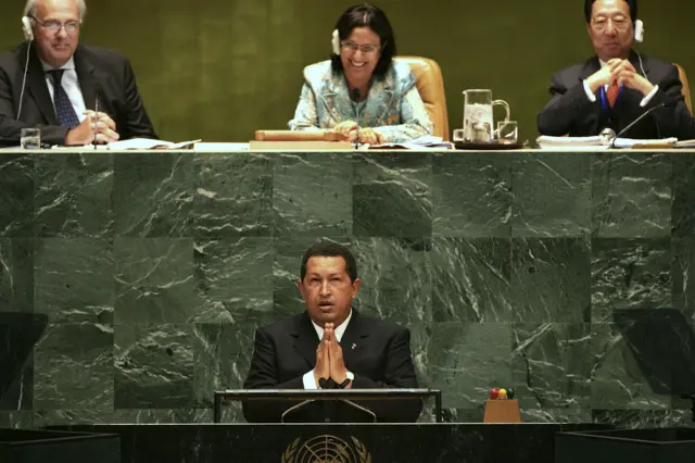 Hugo Chávez pronuncia un discurso ante la ONU en 2006 en el que ataca a EE.UU., mientras los asistentes ríen.