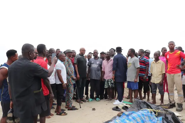 Community pipo with some recovered bodies of pipo wey drown for Bonny