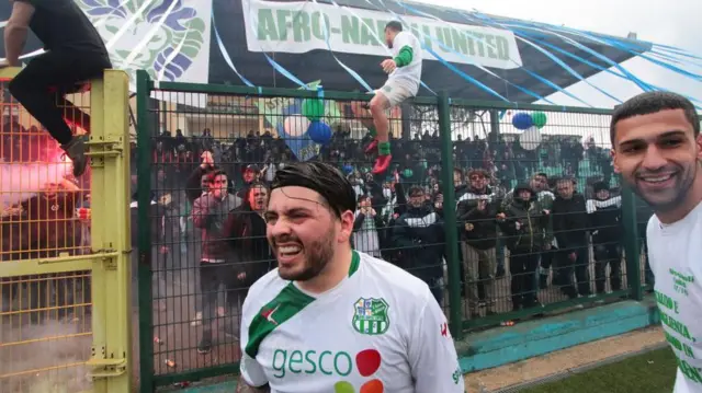 دیگو مارادونا جونیور (مرکز) هم برای ناپولی یونایتد بازی کرد و هم مربی‌گری