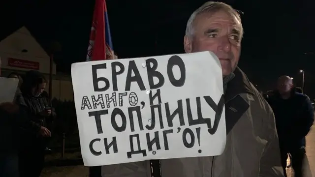 Stariji čovek sa transparetnom na skupu podrške u Žitorađi