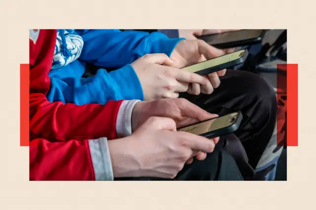 Три подростка со смартфонами в руках