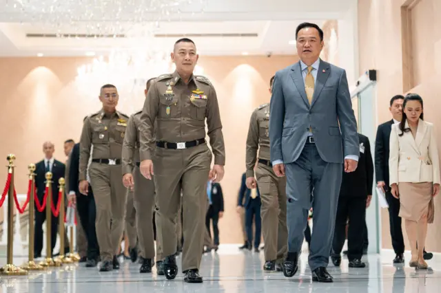 พล.ต.อ.กิตติ์รัฐ พันธุ์เพ็ชร์ ผบ.ตร. และ นายกรัฐมนตรีอนุทิน ชาญวีรกูล