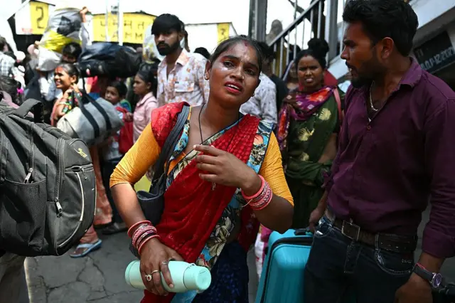 
இன்று காலை ஜம்மு தாவி ரயில் நிலையத்தில் நெரிசல் மிகுந்த ரயிலில் ஏற ஒரு பெண் போராடும் படம்