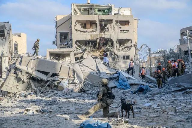IDF sedang mencari korban di sebuah rumah pribadi yang hancur akibat serangan langsung di Bnei Brak menyusul rentetan serangan rudal balistik Iran ke Israel.