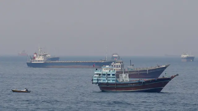 Hürmüz Boğazı'nda bekleyen gemiler ve tekneler