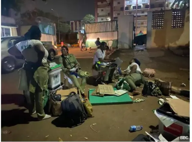 Àwọn àgùnbánirọ̀ sùn sílẹ̀ lẹ́yìn tí wan parí iṣẹ́ tán lálẹ́ 