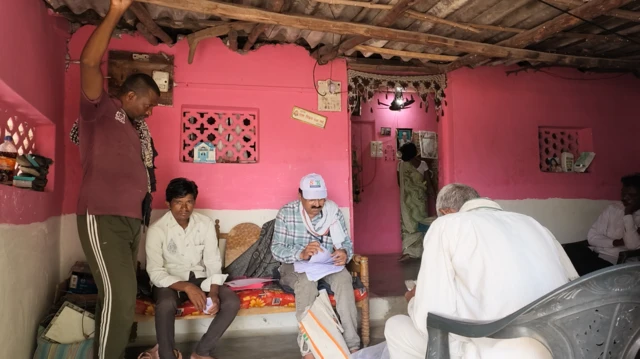 शिक्षक बोकडे शाळा संपल्यानंतर गावात एसआयआरसाठी फिरतात.