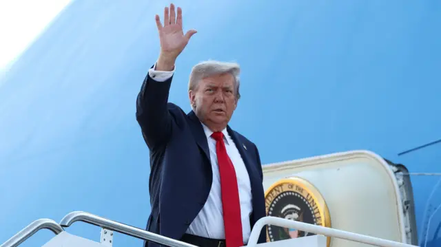 O presidente dos EUA, Donald Trump, embarca para o Alasca para se encontrar com o presidente russo, Vladimir Putin