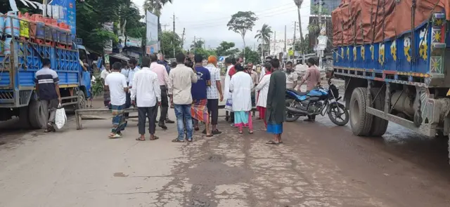 বাগেরহাটে আসন কমানোর প্রতিবাদে সম্প্রতি সড়ক অবরোধ করে বিভিন্ন রাজনৈতিক দলের কর্মীরা