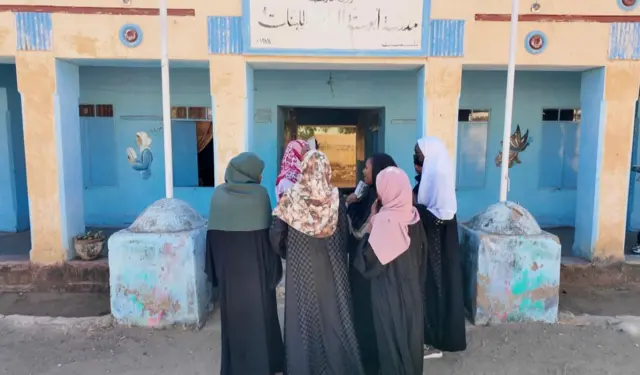 طالبات أمام مدرسة أبو ستة التي تعرضت للقصف.