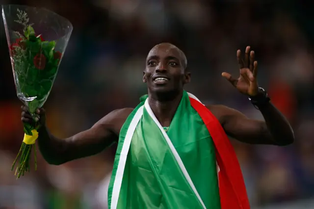 Antoine Gakeme afise umudari w'ifeza wo kwiruka imetero 800 mu nzu mw'ihiganwa ry'isi yose. 