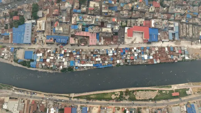 काठमाण्डूको सुकुम्बासी बस्तीको ड्रोनबाट लिइएको तस्बिर