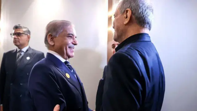 رئیس‌جمهور ایران در حاشیه اجلاس اکو با برخی از رهبران حاضر از جمله نخست‌وزیر پاکستان دیدار کرد