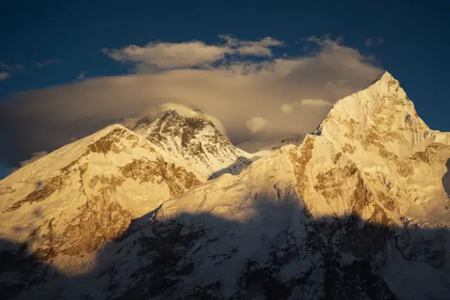 El monte Everest —en el centro, con un banco de nubes—, visto desde el mirador de Kala Patthar el 12 de octubre de 2024 en Gorakshep, región de Sagarmatha, Nepal.