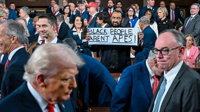 El representante de EE. UU. Al Green (D-TX) protesta mientras el presidente Donald Trump llega para dar el discurso del Estado de la Unión durante una sesión conjunta del Congreso en el Capitolio el 24 de febrero de 2026 en Washington, DC. (Foto de Kenny Holston-Pool/Getty Images)