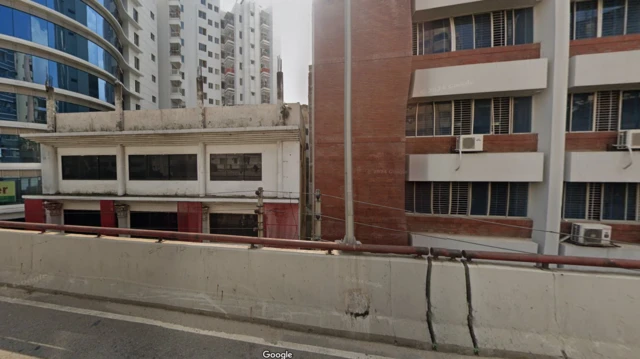 মগবাজার ফ্লাইওভারের নিচে এই ভবনগুলোর সামনের ফুটপাতে দুর্ঘটনাটি ঘটে