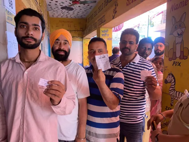 ਬਟਾਲਾ ਤੋਂ ਅੱਜ ਦੀ ਤਸਵੀਰ ਜਿਸ ਵਿੱਚ ਪੁਰਸ਼ ਵੋਟਰ, ਵੋਟ ਪਰਚੀਆਂ ਨਾਲ ਪੋਲਿੰਗ ਬੂਥ ਦੇ ਬਾਹਰ ਨਜ਼ਰ ਆ ਰਹੇ ਹਨ।