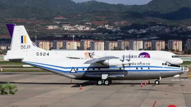 ၂၀၂၅ ခုနှစ်မှာ စစ်တပ်ဝယ်ယူလိုက်တဲ့ Y-8 F200W လေယာဉ်ကို တရုတ်၊ ကူမင်းလေဆိပ်မှာ တွေ့ရတဲ့မြင်ကွင်း