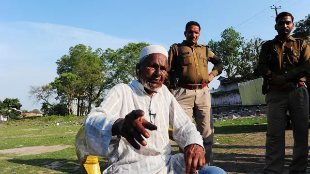 পুলিশ দেহরক্ষীদের সঙ্গে মহম্মদ হাশিম আনসারি। ২০১৪ সালে তোলা ছবি