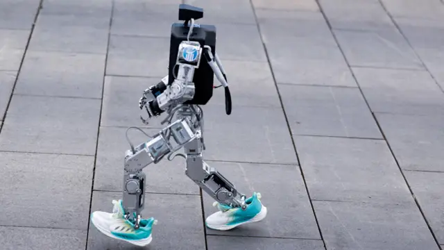 ربات در حال دویدن با کفش ورزشی به پا